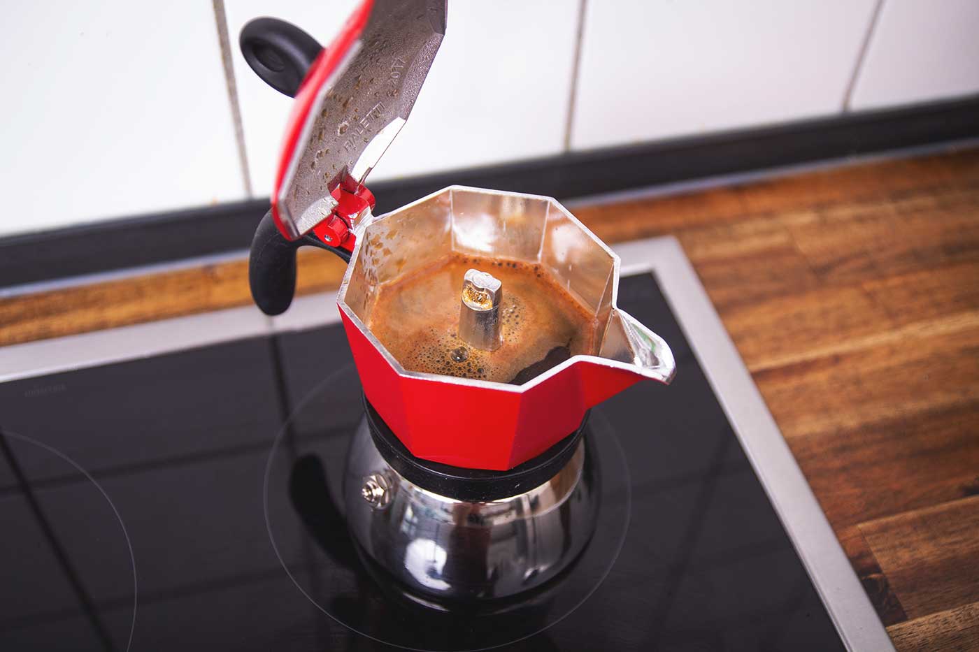 Schritt 3: Das Pulver leveln – Espressozubereitung in der Siebträgermaschine.