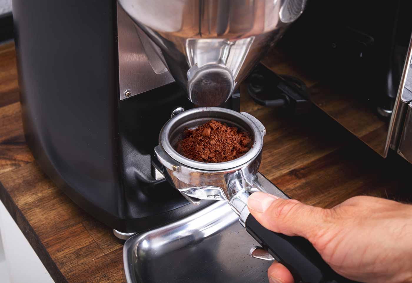 Schritt 2: Bohnen mahlen – Espressozubereitung in der Siebträgermaschine.