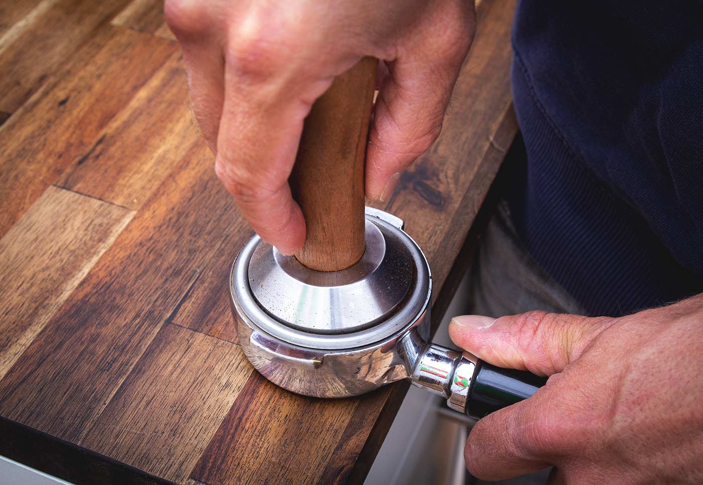 Schritt 4: Richtig tampern – Espressozubereitung in der Siebträgermaschine.