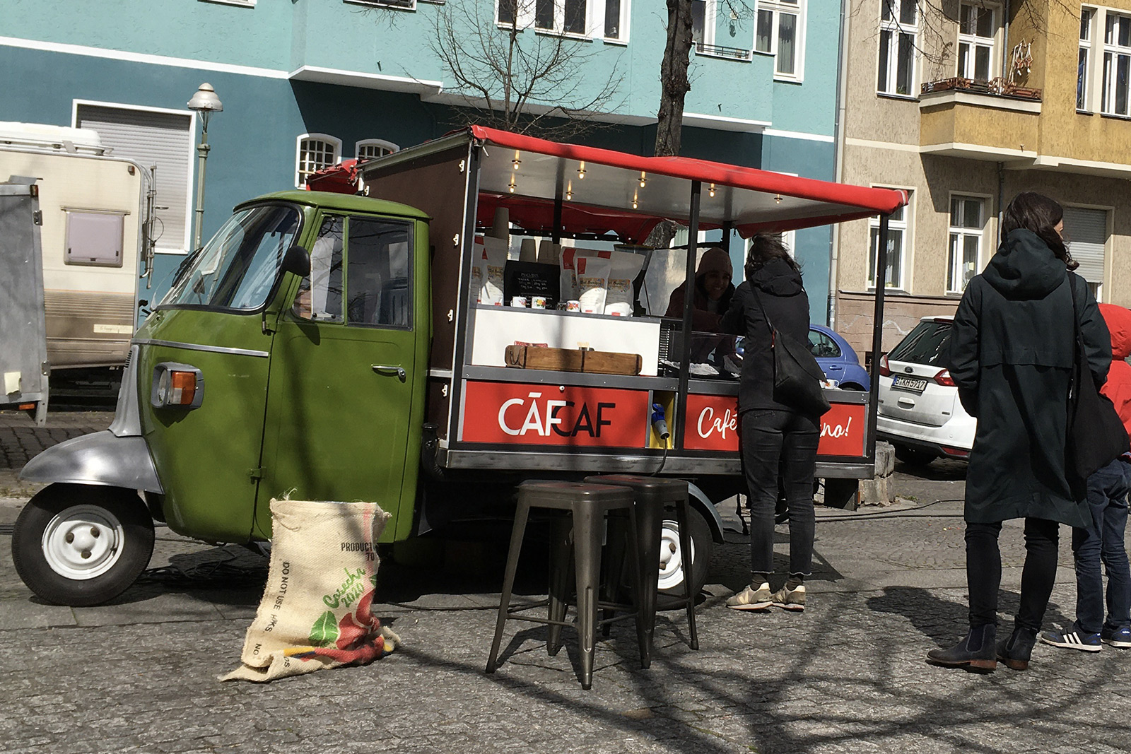CafCaf Kaffeemobil Ape auf dem Wochenmarkt Berlin